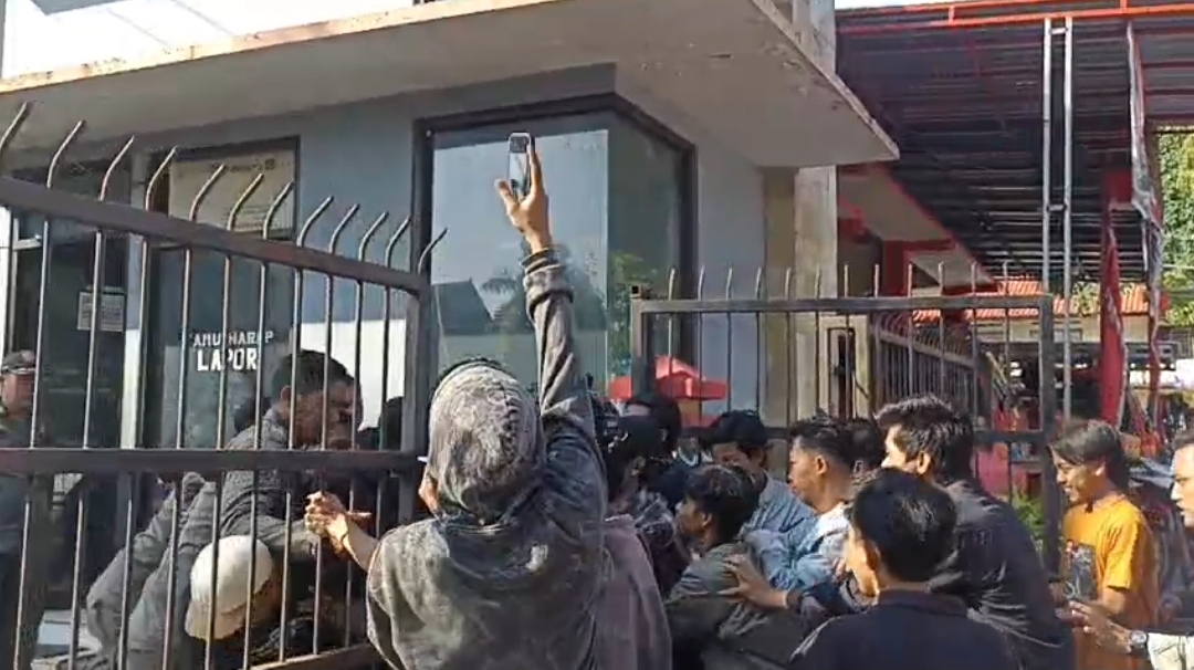 Demo Mahasiswa Sumenep Memanas, Massa Aksi Robohkan Pagar Gedung DPRD