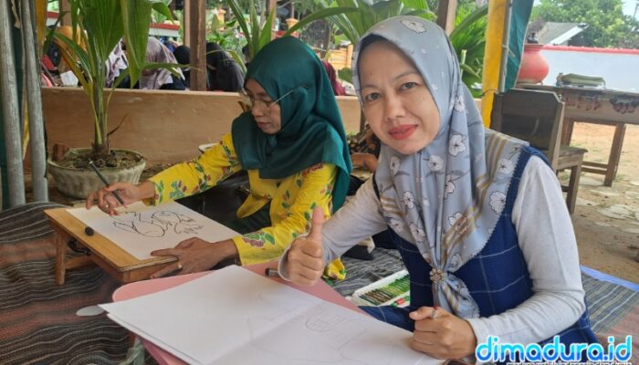 Dina Setyawati, Guru TK Al-Qur'an Nur Fadlilah, Kolor, Sumenep, Diwawancara di Sela-sela Melukis Sketsa (Foto: Mazdon / Doc. Dimadura)