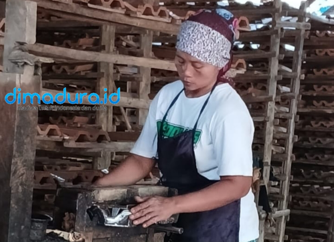 Produksi Genteng di Karang Penang Sampang Menurun Saat Musim Hujan