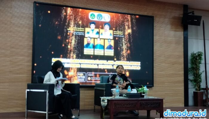 Jurnalis Warta9, Hayat Prayitno, Didampingi Moderator, Tampil sebagai Narasumber Sesi Pertama Seminar Jurnalistik UNIBA Madura (Foto: Mazdon/Doc. Dimadura)