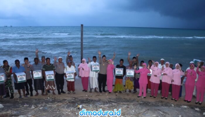 Pose Bersama Pokdarwis Pantai Slopeng dengan Jajaran Polres Sumenep, Kodim 0827, dan Bhayangkari Cabang Sumenep (Foto: Istimewa/Doc. Dimadura)
