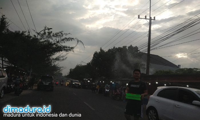 Menyebrang: Pelayan Wisata Kuliner IkanbBakar di Talangan Lingkar Timur Membawa Hidangan
