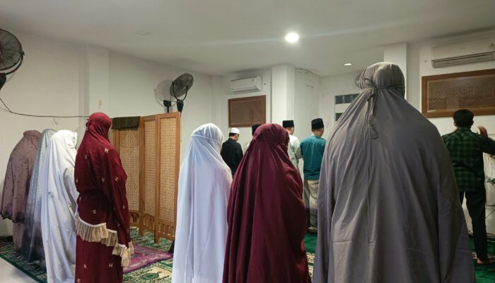 RAMADAN BERSAMA. Potret Shalat Berjamaah Para Dosen, Mahasiswa dan Masyarakat di Musala Al-Qasas UNIBA Madura (Foto: Doc. Dimadura)