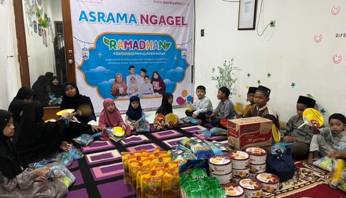 Suasana kebersamaan anak-anak yatim saat menerima paket sembako dan takjil dari Maxim di bulan suci Ramadan. (Foto: Maxim/Doc. Dimadura)