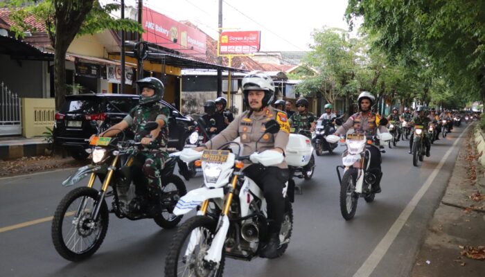 HARMONI: Patroli Gabungan TNI-Polri Sumenep, Dipimpin Kapolres AKBP Henri Noveri Santoso dan Dandim 0827 Letkol Inf. Yoyok Wahyudi (Foto: Istimewa/Doc. Dimadura)