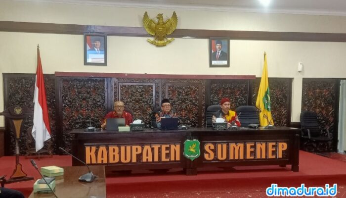 Kepala Bappeda Sumenep, Dr. Ir. Arif Firmanto, SH., M.Si, (Kanan) Bersama Dua Pimpinan Musrenbang RKPD 2026 (Foto: Doc. Dimadura)