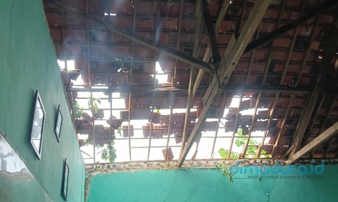 Cuaca Ekstrem di Sumenep, Pohon Tumbang Menimpa Kelas MA An-Nusyur
