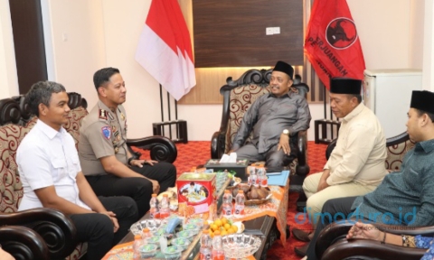 Foto: Kapolres Sumenep, Jawa Timur, AKBP Anang Hardiyanto saat bangun sinergitas dengan Ketua DPRD Kabupaten Sumenep Zainal Arifin, (Istimewa/Doc. Dimadura).