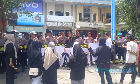 Foto: Unjuk Rasa Himpunan Mahasiswa Kepulauan Sapeken Sumenep (HIMPASS) di Bank Mandiri Sumenep, (Ari/Doc. Dimadura).