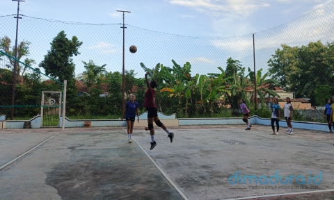 Foto: Saat para atlet muda voli putri U15-18 sedang berlatih di Lapangan Greep Kalianget, Sumenep, (Ari/Doc. Dimadura).