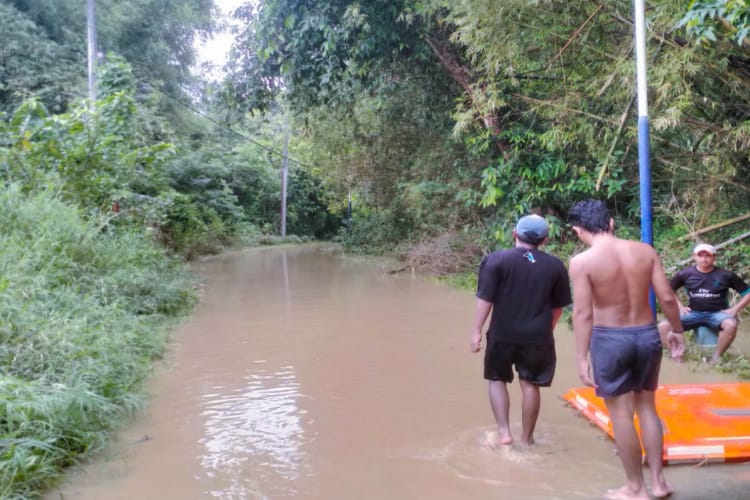 Banjir Rendam Sejumlah Titik di Sampang, Jalan Raya Panggung Lumpuh Total