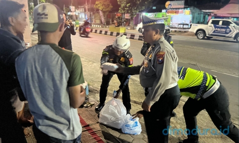 Polantas Sumenep Bagikan Sahur Sambil Edukasi Tertib Lalu Lintas di Bulan Ramadhan