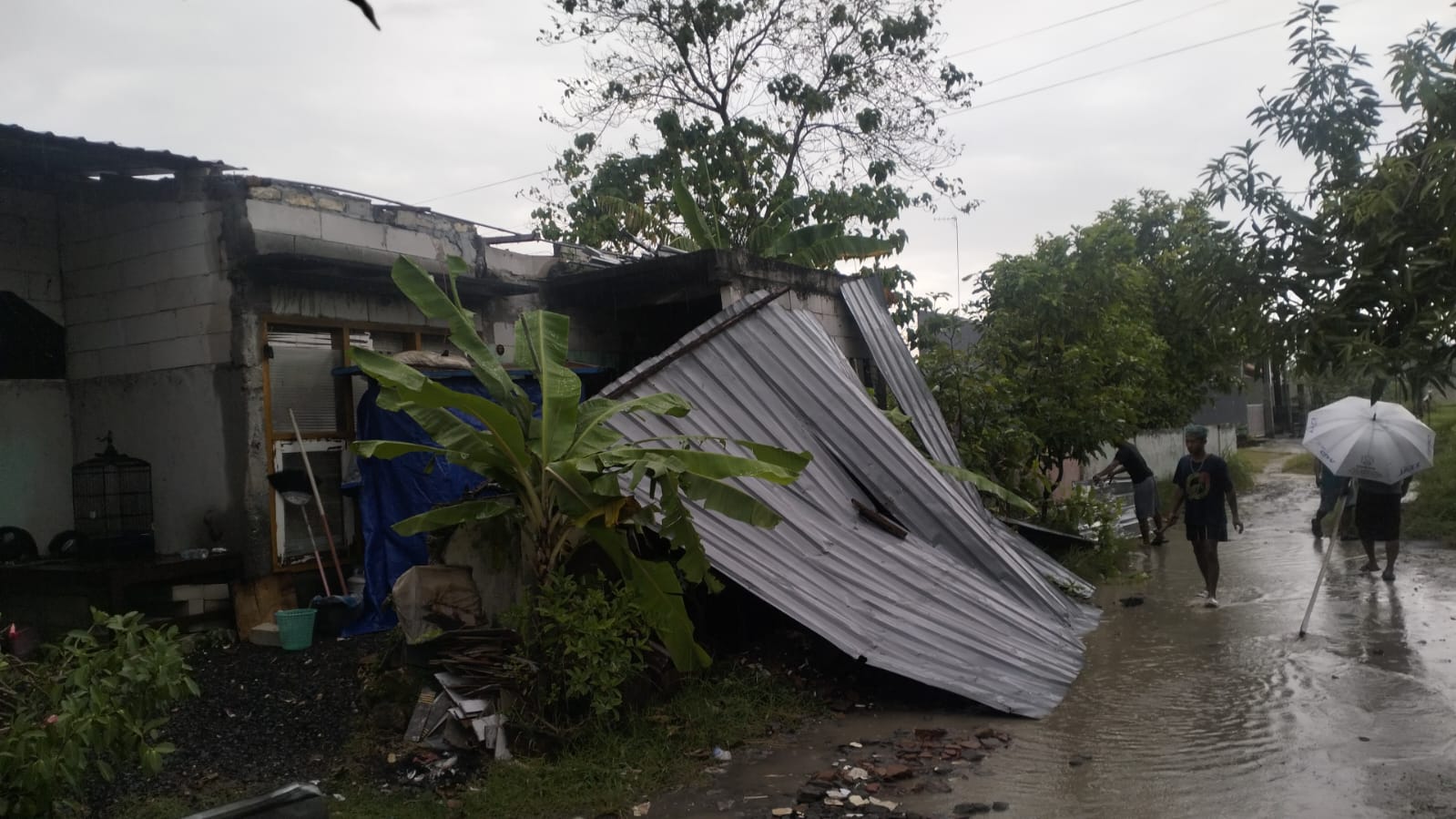 Angin Kencang Terjang Wilayah Sampang, Belasan Rumah Warga Rusak