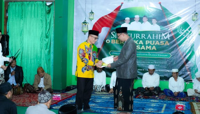 Penyerahan Santunan Anak Yatim BPRS Bhakti Sumekar pada Acara Bukber di Kantor PCNU Sumenep