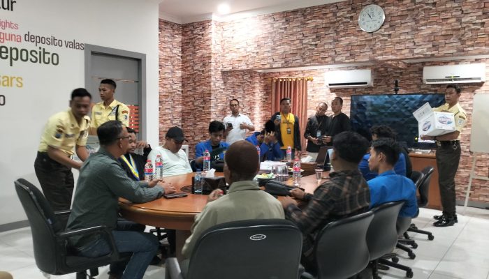 Audiensi PMII Komisariat UNIJA di Kantor Cabang BRI Sumenep seusai aksi bakar ban, ditemui Pinca Ali Topan (Foto: doc.dimadura)
