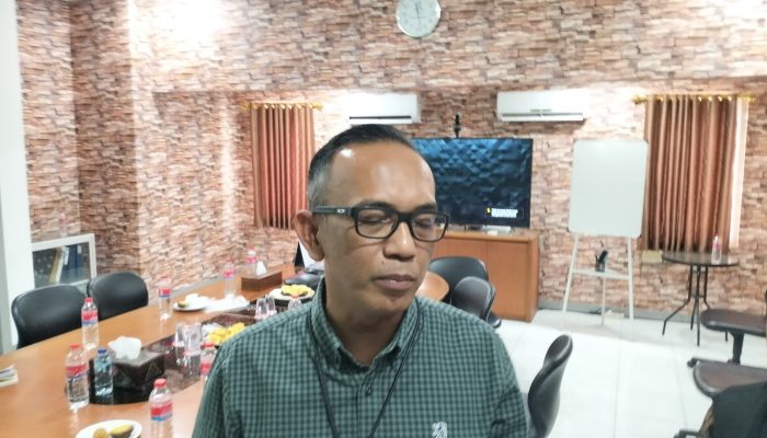 Pinca BRI Sumenep, Ali Topan, saat meyampaikan tanggapan terkait dugaan penyelewengan Kredit SK Pensiun (Foto: doc.dimadura)