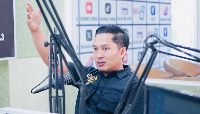 Ketua PWI Pamekasan, Hairul Anam, saat Mengisi Acara di Media Karimata (Foto: PWI Pamekasan for dimadura.id)