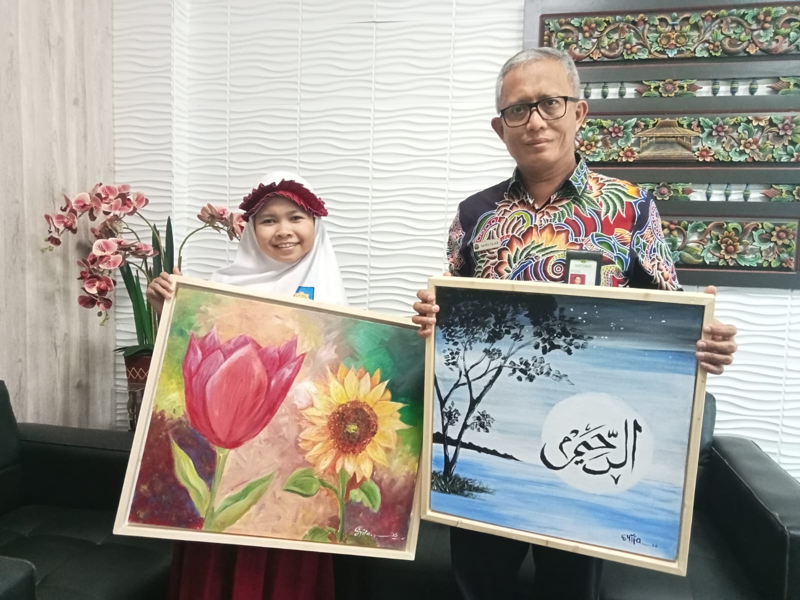 Pelukis Cilik Sumenep Syifa Foto Bersama Dirut BPRS