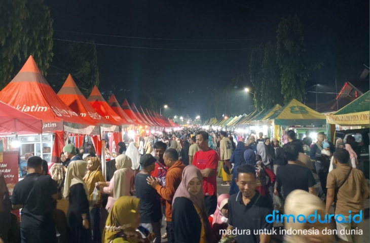 MEMBLUDAK: Ribuan Warga Sumenep tampak memadati area sepanjang Jalan dr. Soetomo, mulai depan gedung MPP hingga Museum Keraton Sumenep (Foto: Mazdon/Arsip dimadura.id)