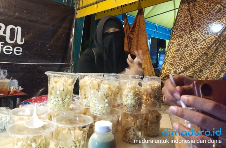 Ajak Warga Kulineran, Tpc Ganjar Mahfud Sumenep Bagi-Bagi Ribuan Voucher Makan Gratis 4 Salah Satu Pelaku Umkm Di Festival Kuliner Tradisional Tpc Ganjar Mahfud, Bu Yana, Yang Menjual Kuliner Berupa Pek-Empek Dan Tahu Bakso (Foto: Mazdon/Arsip Dimadura.id)