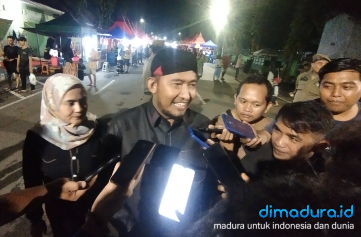 Ajak Warga Kulineran, Tpc Ganjar Mahfud Sumenep Bagi-Bagi Ribuan Voucher Makan Gratis 2 Ketua Dpc Pdi-Perjuangan Sumenep, Achmad Fauzi Wongsojudo, Didampingi Sang Istri, Nia Kurnia Fauzi, Saat Diwawancara Sejumlah Jurnalis (Foto: Mazdon/Arsip Dimadura)