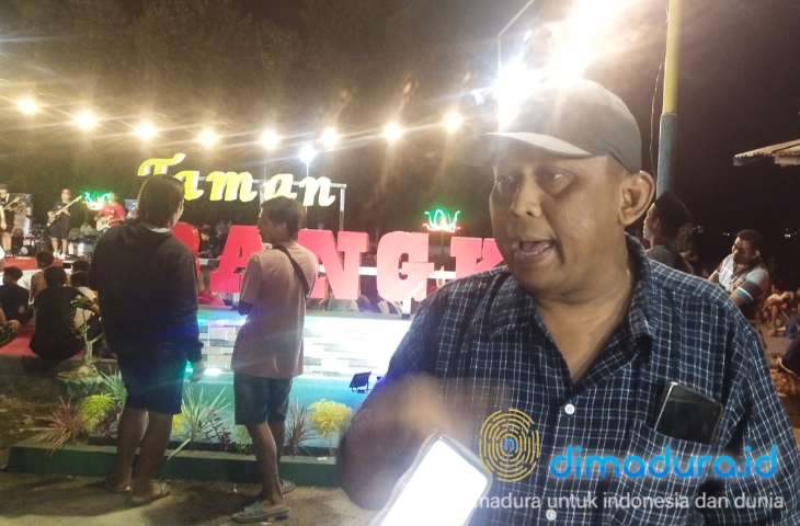 Kepala Dlh Sumenep Arif Susanto, Saat Diwawancara Soal Sosialisasi Kebersihan Lingkungan Di Area Sentra Pkl Pasar Bangkal, Sabtu Malam Tanggal 20 April 2024 (Foto: Mazdon)