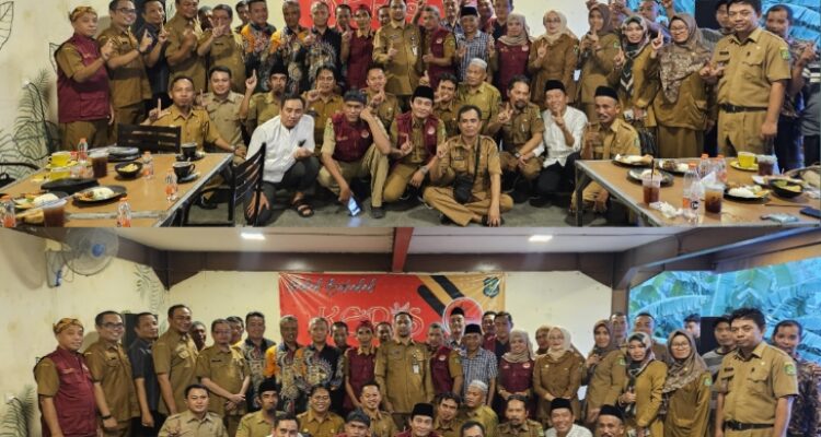 KOMITMEN: Anggota KERIS foto bersama dengan Kepala Disdik Sumenep dan jajaran Direksi BPRS Bhakti Sumekar saat menggelar halalbihalal di Kedai KW Sumenep, Senin (22/4). (Foto: KERIS for DimaduraID)