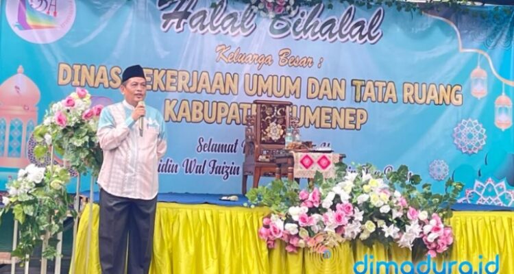 Kadis Eri Susanto, saat sambutan di acara Halal Bihalal Dinas PUTR Kabupaten Sumenep, Kamis 25 April 2024 (Foto: Febriyanto for DimaduraID)