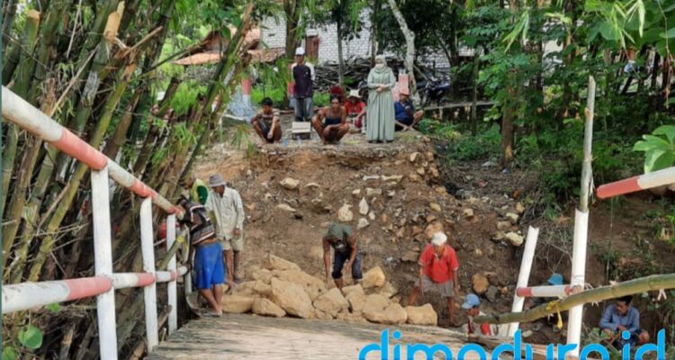 Tampak terlihat warga sedang berada di lokasi jembatan penghubung Desa Dalem - Pesarenan yang sedang rusak (Dok. dimadura.id)