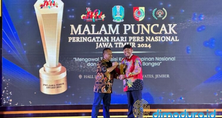 Bupati Sumenep, Achmad Fauzi Wongsojudo saat menerima penghargaan dari PWI Jatim (Foto: Samsul Arifin for Dimadura)