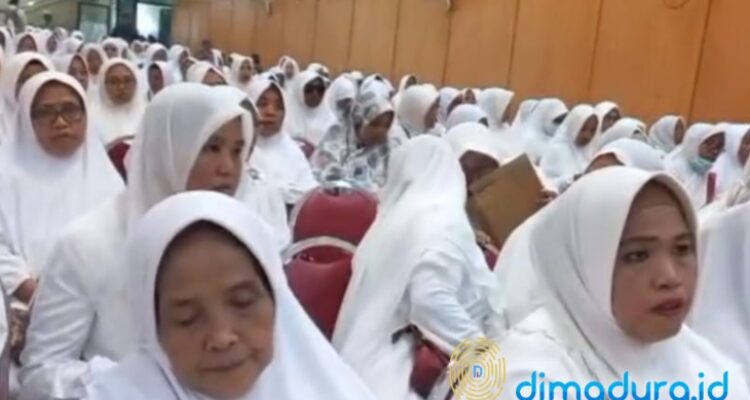 MANASIK: Ratosan Jâma'ah Ajjhi Maghârsarè Sampang nalèka ollè bâbulângan ngèngèngè cara tor tatakrama alaksana'aghi èbâdâ ajjhi neng è Tana Soccè Mekka (Foto Khairul Umam/Arsip Dimadura)