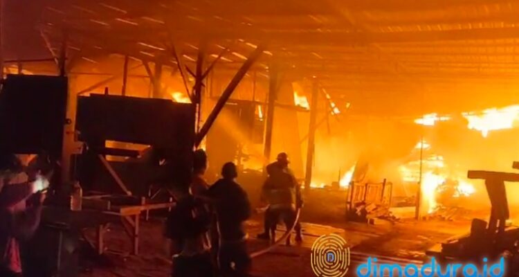 Warga dan Tim Damkar Sumenep berjibaku memadamakan api yanh melahap gudang kayu di Desa Saronggi, Sumenep (Foto: Sc Video Kebakaran/Arsip Dimadura)