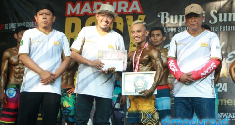 Juara 1 MBC, Ramadan Karim, didampingi Bupati Achmad Fauzi Wongsojudo dan Kadisbudporapar Sumenep Mohammad Iksan (kanan) saat menerima penghargaan (Foto: Taufik for Dimadura)