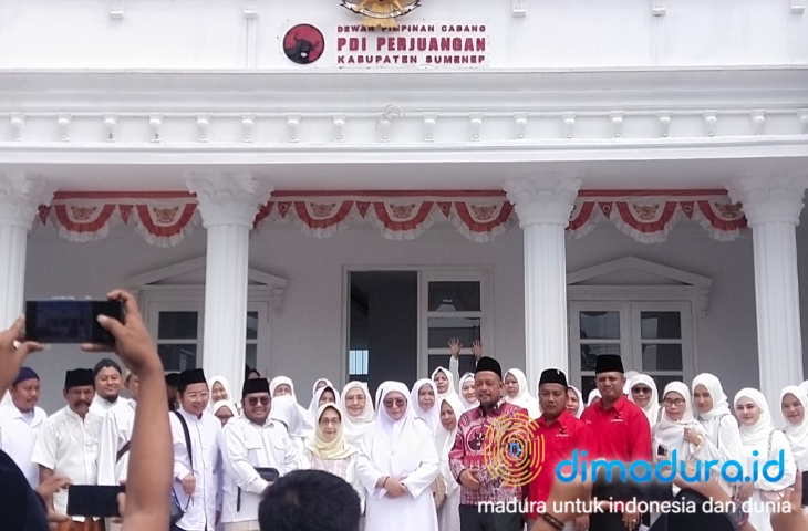 Wabup Dewi Khalifah Bersama Rombongan Saat Mengembalikan Formulir Pendaftaran Ke Desk Pilkada Pdi-P Sumenep (Foto: Mazdon)