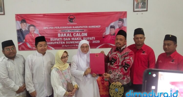 Wabup Dewi Khalifah saat mengembalikan Formulir Pendaftaran sebagai Bacawabup Sumenep 2024 di Desk Pilkada PDIP Sumenep (Foto: Mazdon)