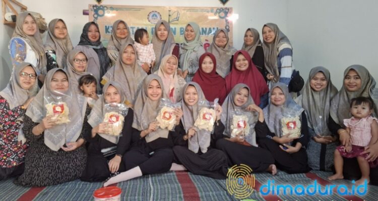 FOTO BERSAMA: Anggota IAA Putri Batang-Batang menunjukkan produk Kriptol seusai acara pertemuan rutin bulanan di kediaman Raini, Desa Batang-Batang Daya, Sabtu sore 11 Mei 2024 (Foto: Nur Hidayati for Dimadura)