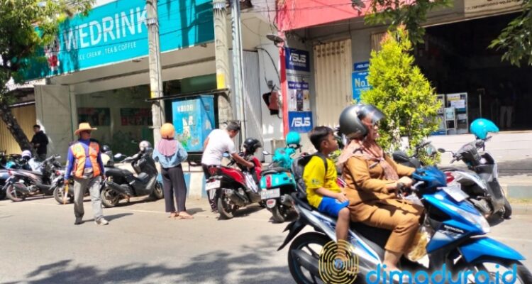 Suasana area bebas parkir di sepanjang Jalan Diponegoro, Kecamatan Kota yang dikelola Disperkimhub Sumenep (Mazdon/Dimadura)