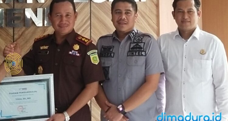 Kasi Intel Kejari Sumenep Moch Indra Subrata (tengah) bersama Kajari Trimo (kiri) dan Slamet Pujiono saat menerima penghargaan dari SMSI Sumenep, 29 Mei 2024 lalu (Foto: Dokumen dimadura.id)