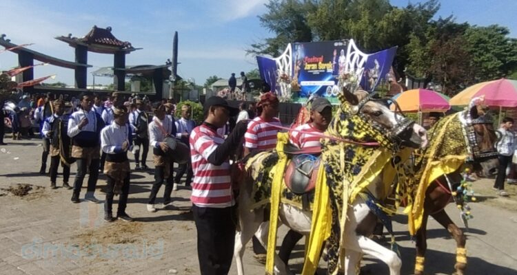 Pertunjukan seni tradisional jhârân sèrèk di Sumenep Madura, Minggu tanggal 19 Mei 2024 (Foto: Mazdon/Dimadura)