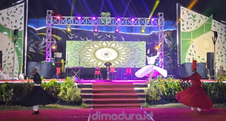 Penampilan Tarian Sufi dari Sanggar Kabula Maulana di Lapangan Kesenian Sumenep (Foto: Mazdon/dimadura.id)