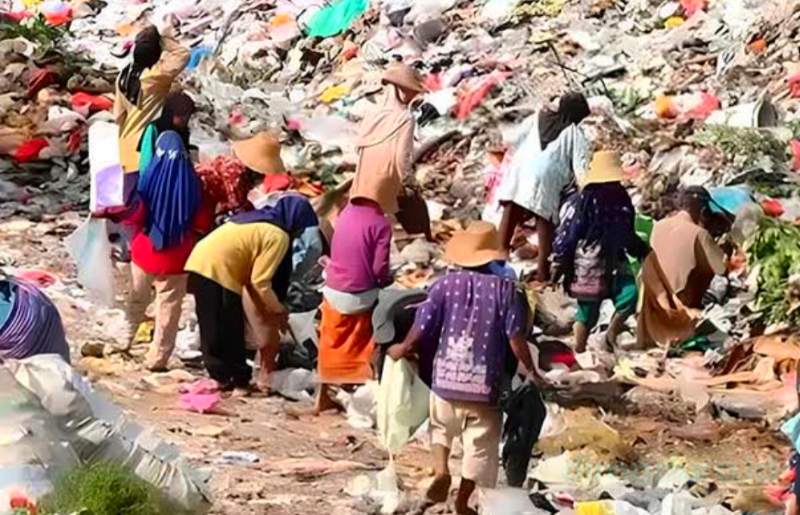 Potret puluhan pemulung sampah di TPA Torbang Batuan Sumenep (Foto: Istimewa for dimadura.id)