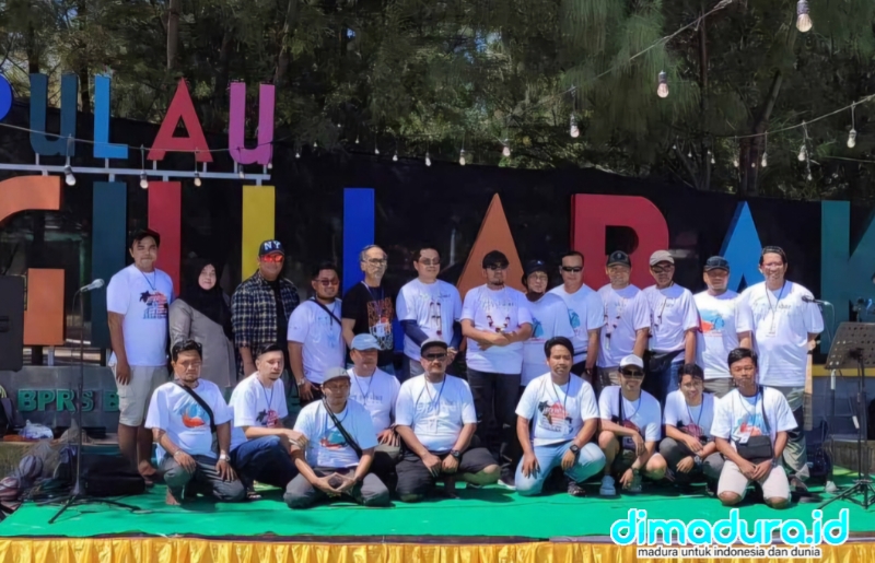 Anggota Kfi Pose Bersama Bupati Achmad Fauzi Wongsojudo Di Depan Reklame Destinasi Wisata Pulau Gili Labak, Sumenep (Foto: Istimewa)