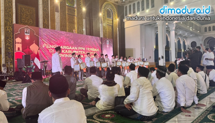 Penyerahan penghargaan dari KPU Jatim kepada para PPK terbaik tiap daerah/kabupaten di Jawa Timur (Foto: Doc. Dimadura)