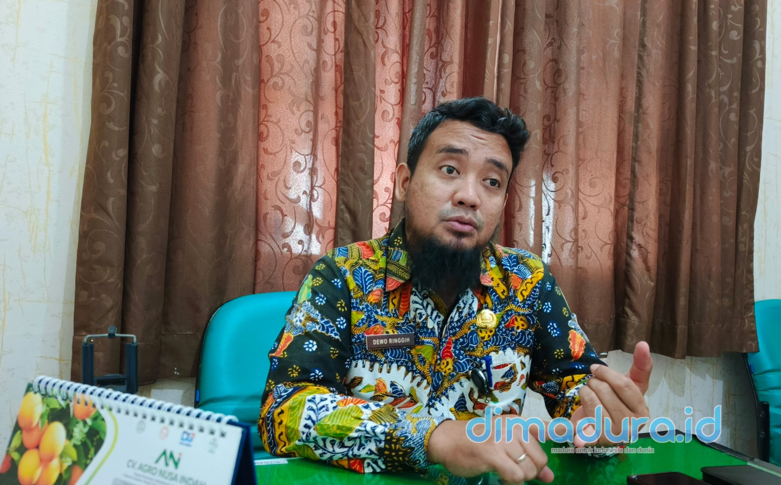 Koordinator Kelompok Jabatan Fungsional (KJF) DKPP Sumenep, Dewo Ringgih saat diruang kerjanya, (Ari SI for Dimadura).