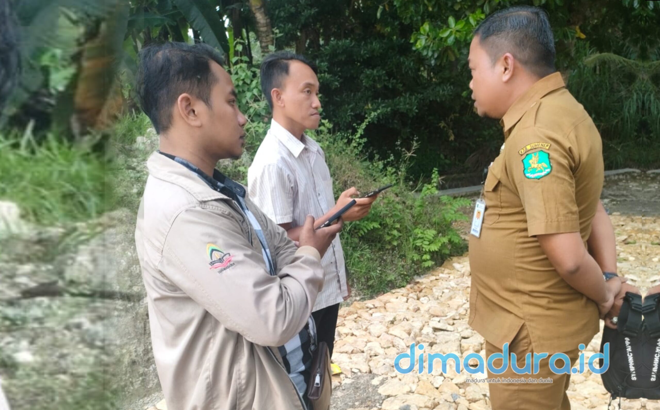 Kasubid Pengendalian dan Evaluasi Bapenda Sumenep, Eko Sulistyo saat melakukan pendataan wisata Somber Raje yang berada di Desa Rombiya Timur, Kecamatan Ganding. (Foto. Istimewa/Doc. Dimadura).