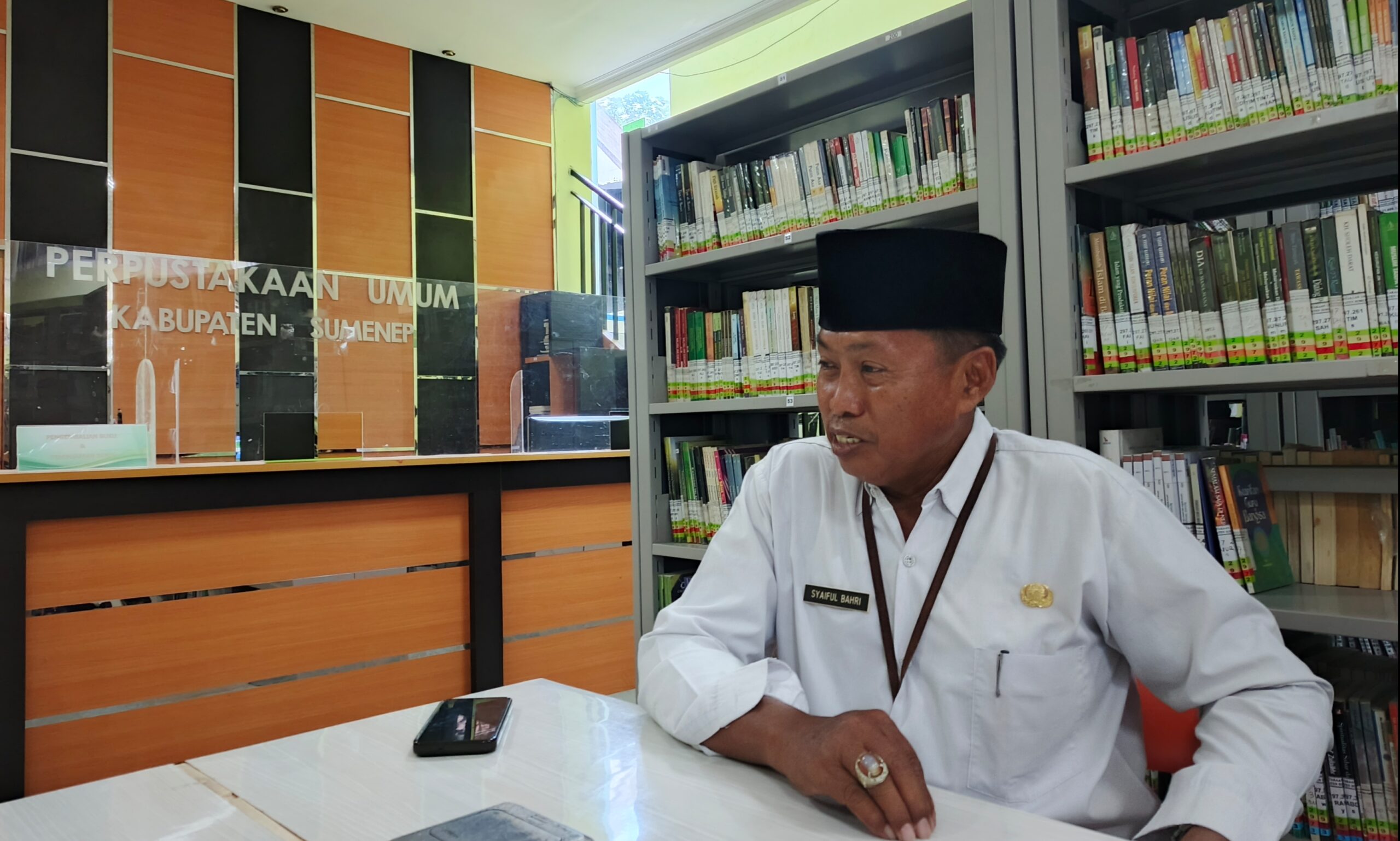 Pustakawan Muda Dinas Perpustakaan dan Kearsipan Sumenep, Syaiful Bahri, (Foto.Ari/Doc. Dimadura).
