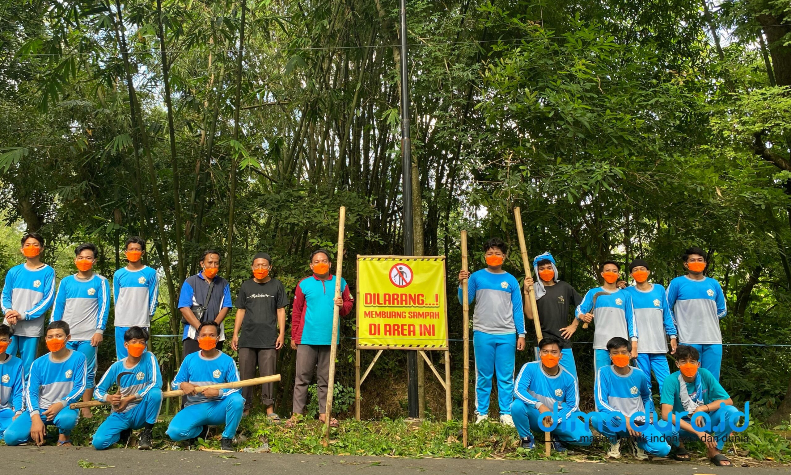 Peduli Lingkungan, Pk Ipnu Ma Nurul Muchlisin Rubaru Gelar Aksi Sosial Bersih Sampah 2 Potret Pemberian Spanduk Larangan Buang Smapah Dilokasi Oleh Pk Ipnu Ma Nurul Muchlisin Bersama Pac Ipnu Rubaru Gelar Aksi Sosial Bersih Sampah