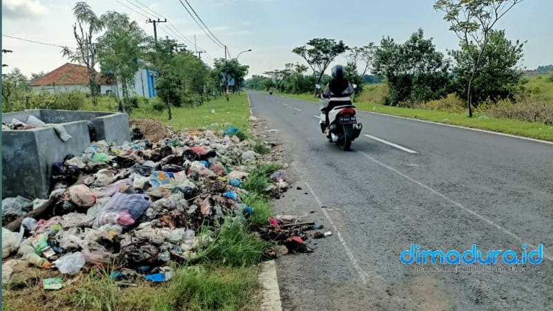 Terlihat tumpukan sampah di pinggir jalan raya di Kecamatan Pangarengan (Foto: Mas Zen for dimadura.id)