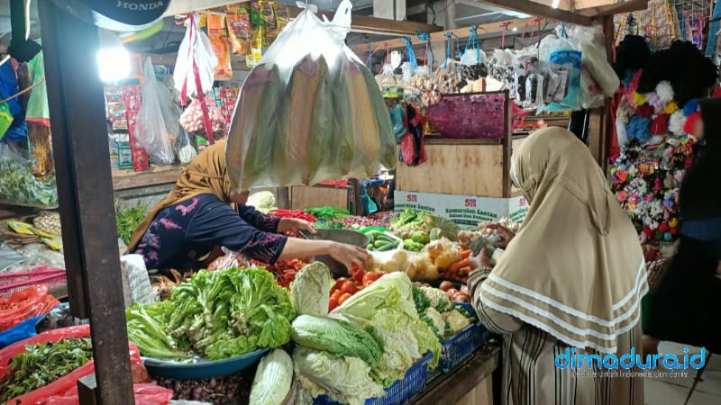 Pedagang pasar tradisional Srimangunan Sampang saat menjajakan barang dagangannya (Foto: Zainullah for dimadura.id)