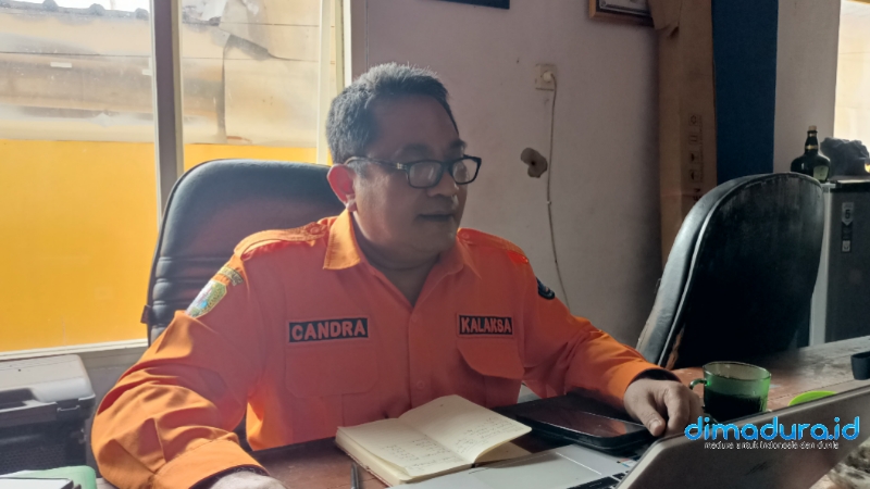 Kepala Pelaksana Badan Penanggulangan Bencana Daerah (BPBD) Sampang, Candra Ramadani Amin, saat dikonfirmasi diruangan kerjanya (Foto: Zainullah for dimadura.id)